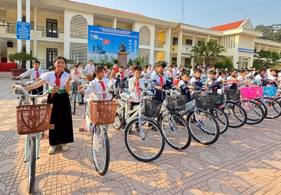 Học sinh nghèo vùng cao Điện Biên hào hứng, phấn khởi bên món quà ý nghĩa.
