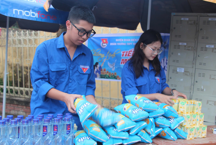 Các tình nguyện viên chuẩn bị nước cho các thí sinh tại điểm thi THPT Thanh Chăn (Huyện Điện Biên). z6742633360705-7ae5ddd68afed628d400e46dc491a05a.jpg
