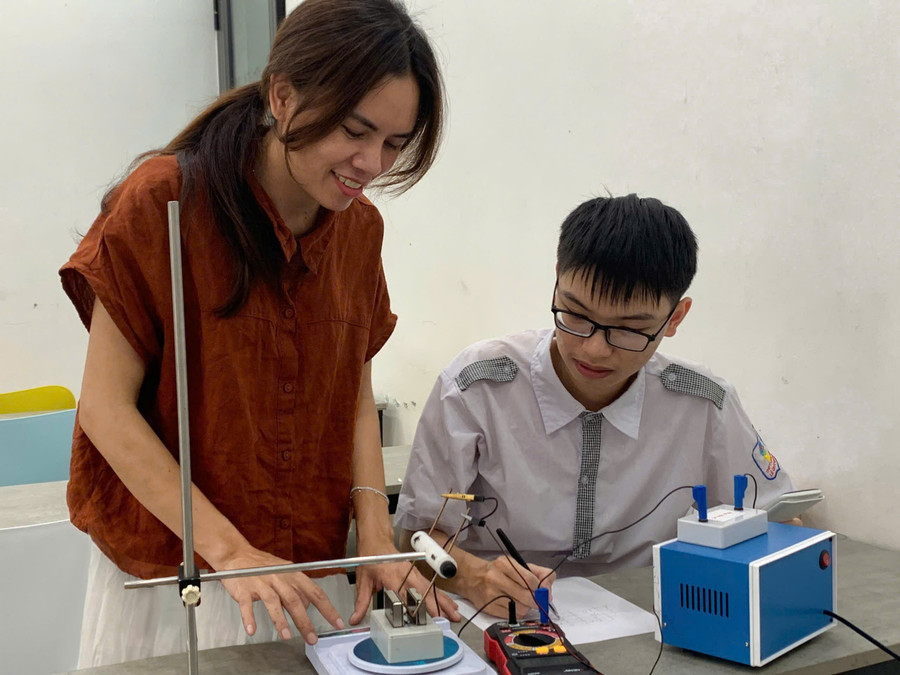 Cô Nguyễn Thị Thủy hỗ trợ em Duy làm thí nghiệm Vật Lý. aoo-4491.jpg