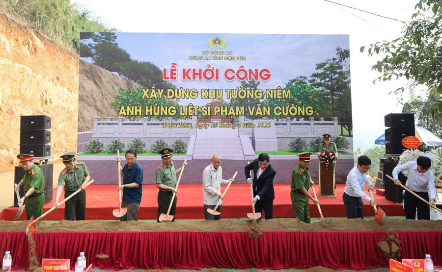Các đại biểu thực hiện nghi thức khởi công xây dựng khu tưởng niệm.