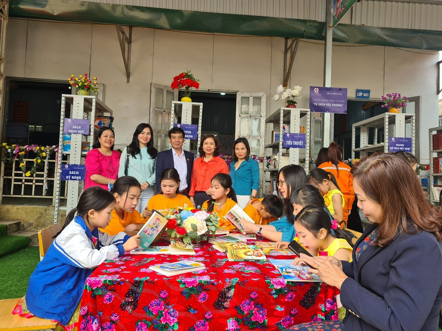 "Tủ sách cho em" món quà từ Hội Tài chính kế toán Tổng công ty Điện lực miền Bắc quyên góp ủng hộ tặng học sinh Trường PTDTBT Tiểu học Mường Báng (xã Tủa Chùa). pc-dien-bien-1.png