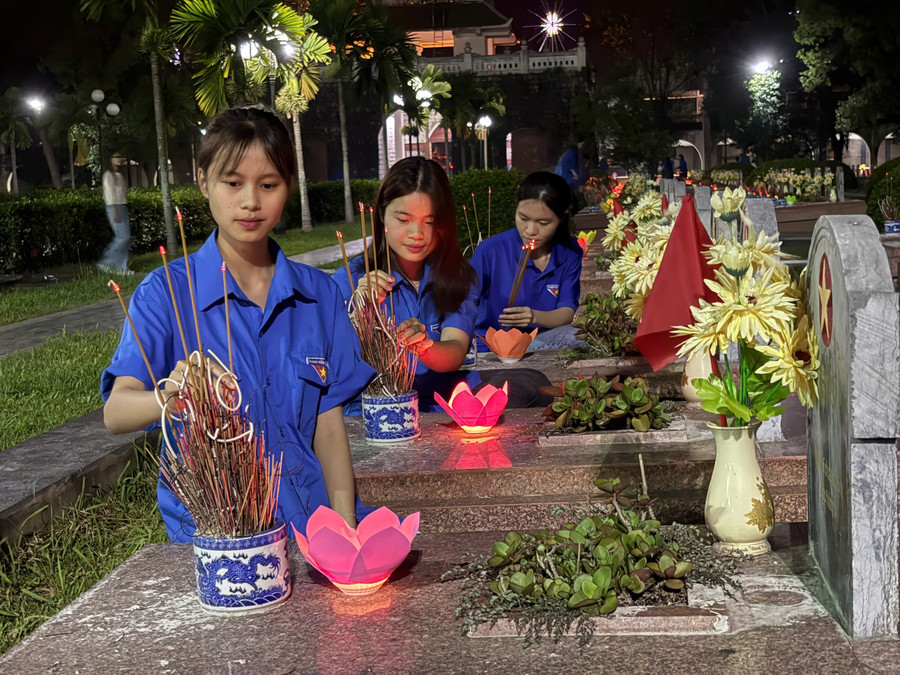 Đoàn viên thanh niên tỉnh Điện Biên thắp hương tưởng nhớ các Anh hùng liệt sỹ. 