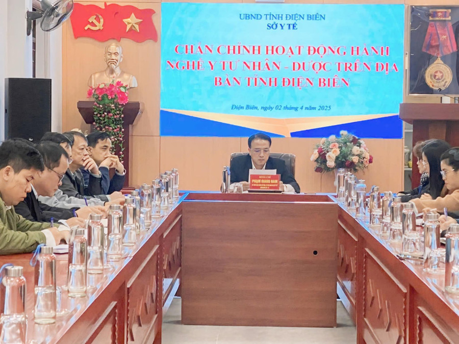 Quang cảnh cuộc họp.
