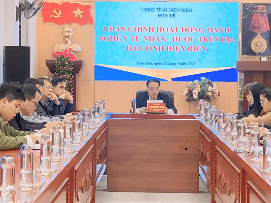 Quang cảnh cuộc họp.