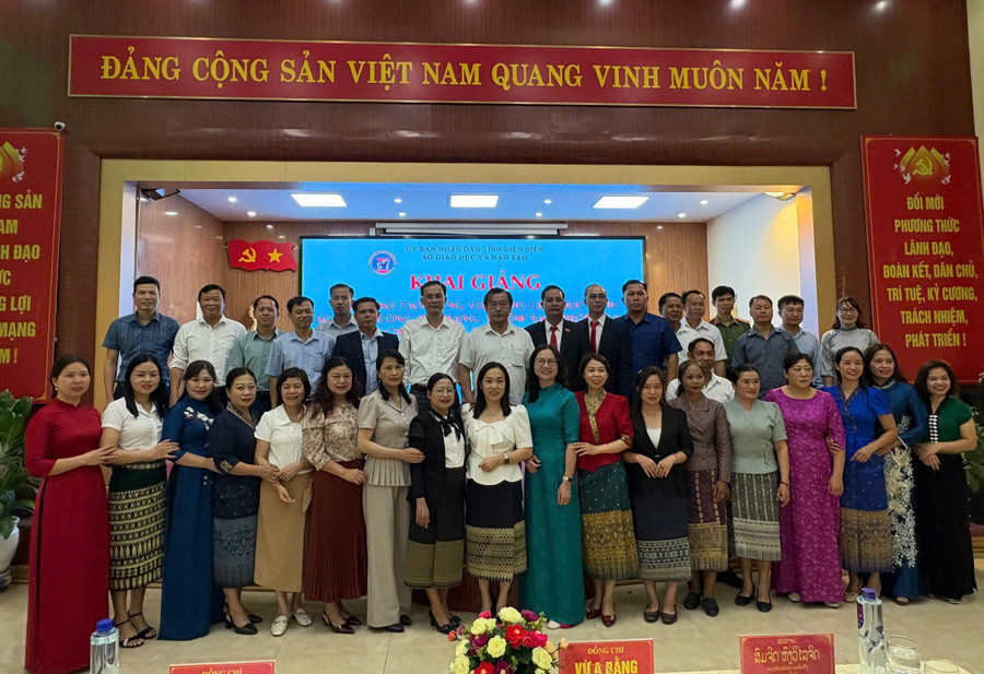Đại diện lãnh đạo các sở, ban, ngành tỉnh Điện Biên và đại diện lãnh đạo 3 tỉnh Bắc Lào chụp ảnh lưu niệm.