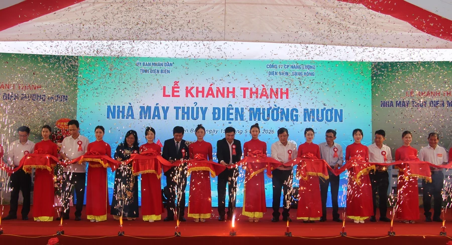 Các đại biểu thực hiện nghi thức cắt băng khánh thành Nhà máy thủy Điện Mường Mươn.