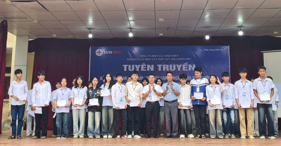 Trao thưởng cho các học sinh đoạt giải trong cuộc thi vẽ tranh với chủ đề “Bảo vệ an toàn hành lang lưới điện, sử dụng điện an toàn và tiết kiệm”. z7061550323740-b4ac4ef3a8e6602adacce7d0e86911d9.jpg