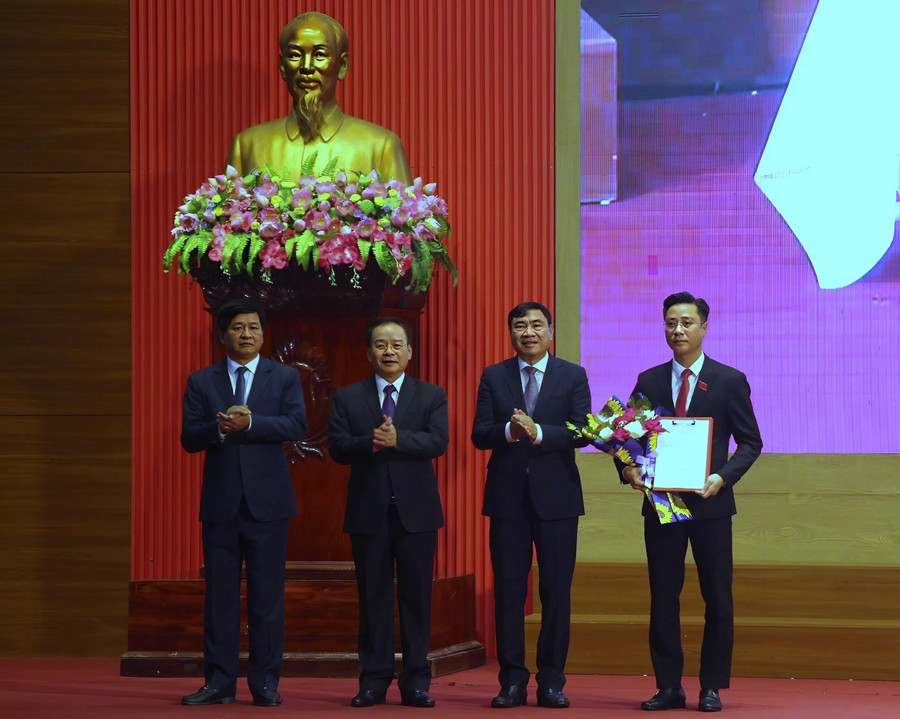 Lãnh đạo tỉnh Điện Biên tặng hoa và trao quyết định bổ nhiệm lãnh đạo xã, phường mới.