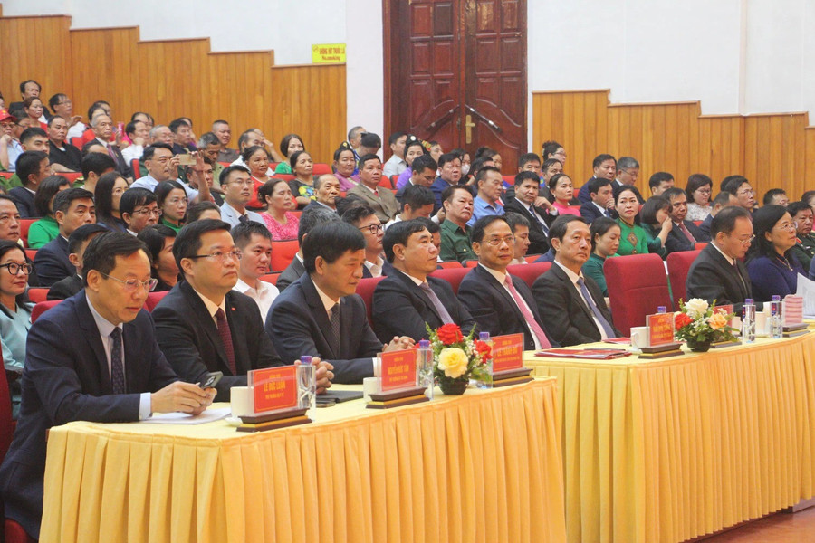 Các đại biểu dự buổi lễ. cong-bo-xa-phuong-moi-dien-bien-1.jpg