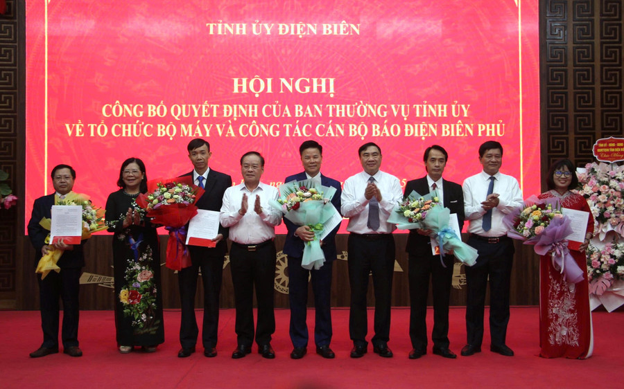 Các lãnh đạo tỉnh Điện Biên tặng hoa chúc mừng Tập thể Báo Điện Biên Phủ. z6699952070484-9d66d07e367cabbcb6dc85337ca95a72.jpg