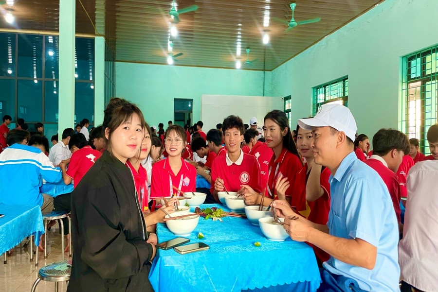 Những bát phở miễn phí như một lời nhắn nhủ: “Các em không đơn độc trên hành trình học tập”. image-20250505103501-5.jpg