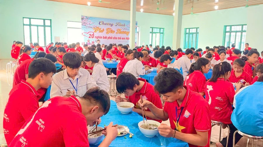 400 bát phở được trao đến các em học sinh vùng biên Nậm Pồ (Điện Biên).