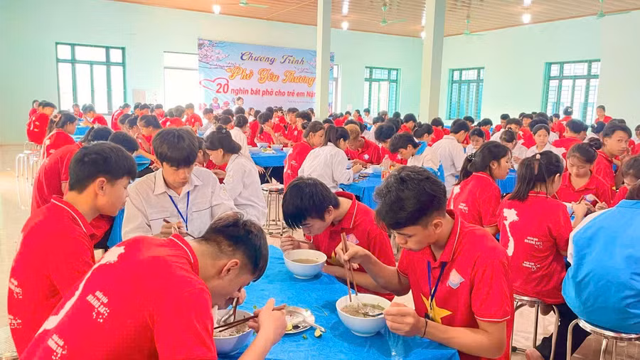 400 bát phở được trao đến các em học sinh vùng biên Nậm Pồ (Điện Biên).