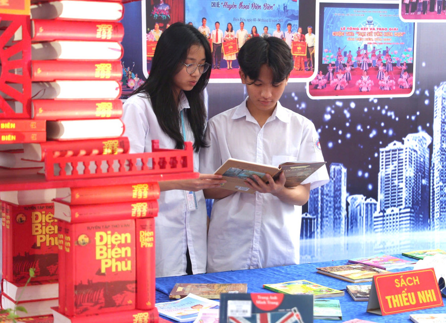 Học sinh Điện Biên tìm đọc các cuốn sách, truyện phù hợp với lứa tuổi. 