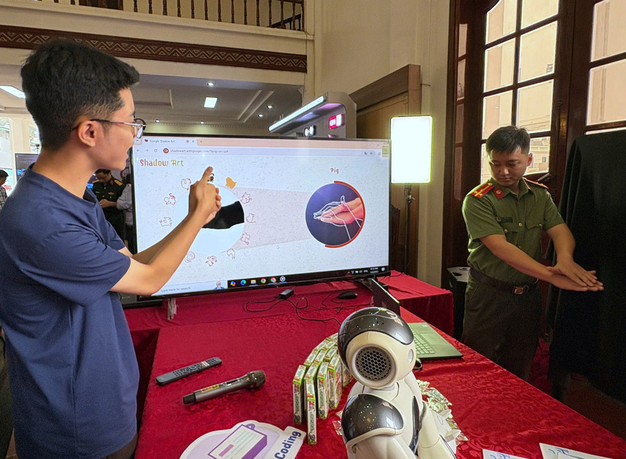 Nhiều thiết bị tích hợp AI được trưng bày cho người dân trải nghiệm tại ngày hội. z6572796820939-ac0cc0061f5042eb5d8f51b575d9495c.jpg