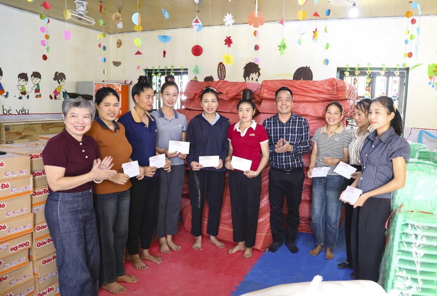 Báo Giáo dục và Thời đại trao quà hỗ trợ cho các giáo viên Trường Mầm non Chiềng Sơ bị mất nhà trong trận lũ vừa qua. gen-h-z7004606622789-cc5926d143bad5c8d331ab2a1b343004.jpg