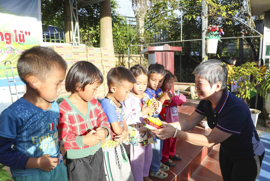 Nhà báo Dương Thanh Hương – Phó Tổng Biên tập Báo Giáo dục và Thời đại phát quà cho trẻ tại Trường Mầm non Sao Mai. gen-h-z7004606536260-b67ac9177af79121b6b3f40f0c787861.jpg