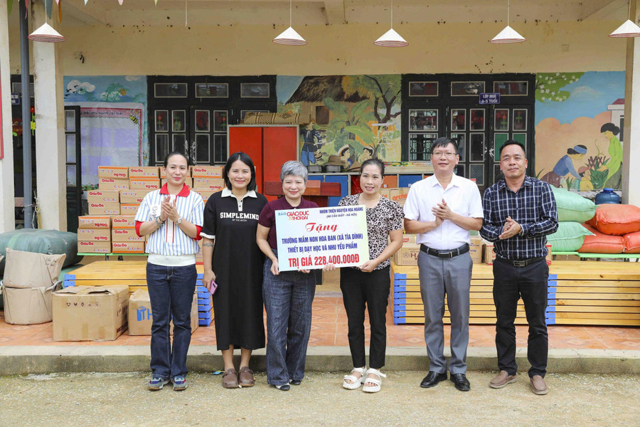 Báo Giáo dục và Thời đại cùng đoàn thiện nguyện Hoa Hoàng trao tặng thiết bị dạy học, nhu yếu phẩm cho Trường Mầm non Hoa Ban (Tìa Dình). gen-h-z7004606634917-d433a397d540e70ebe26be9c601d90d7.jpg