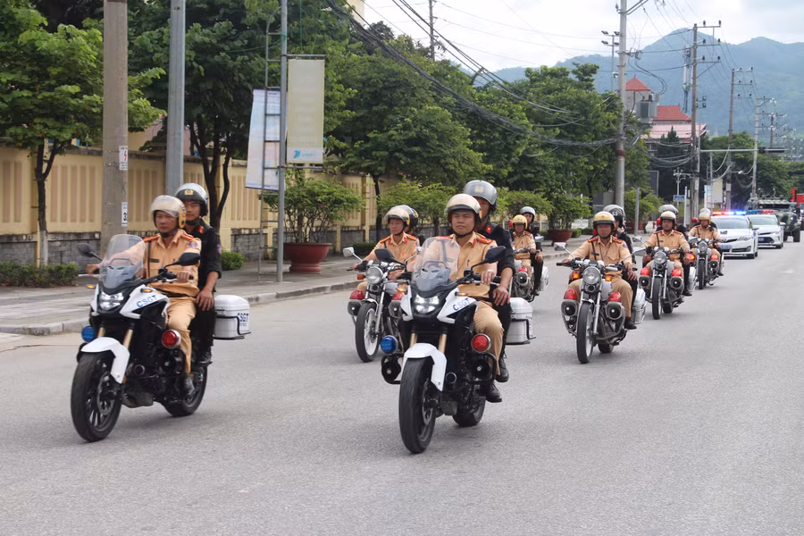 Các lực lượng diễu hành trên nhiều tuyến đường trung tâm phường Điện Biên Phủ.