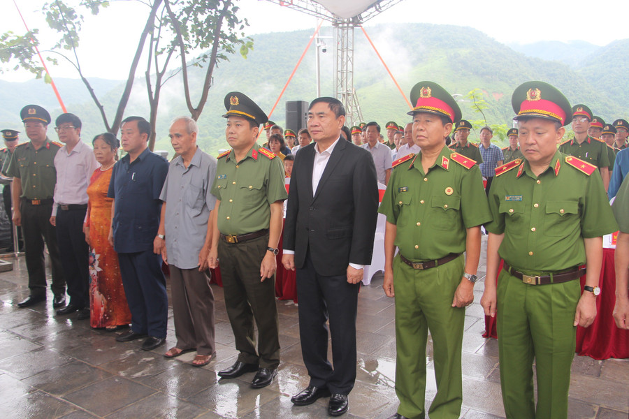 Các đại biểu cùng cán bộ, chiến sĩ Công an tỉnh Điện Biên và nhân dân dành phút mặc niệm tưởng nhớ người Anh hùng liệt sĩ Phạm Văn Cường. khanh-thanh-2.jpg