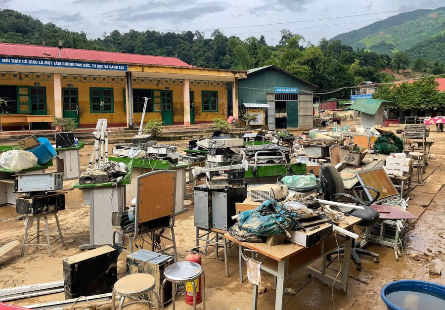 Trang thiết bị điện tử phục vụ việc dạy và học gần như bị hư hỏng hoàn toàn. 528973223-10225042160755926-5623948133070911754-n.jpg