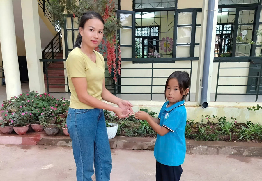 Em Thào Thị Dùa trả lại vòng vàng cho người đánh rơi.