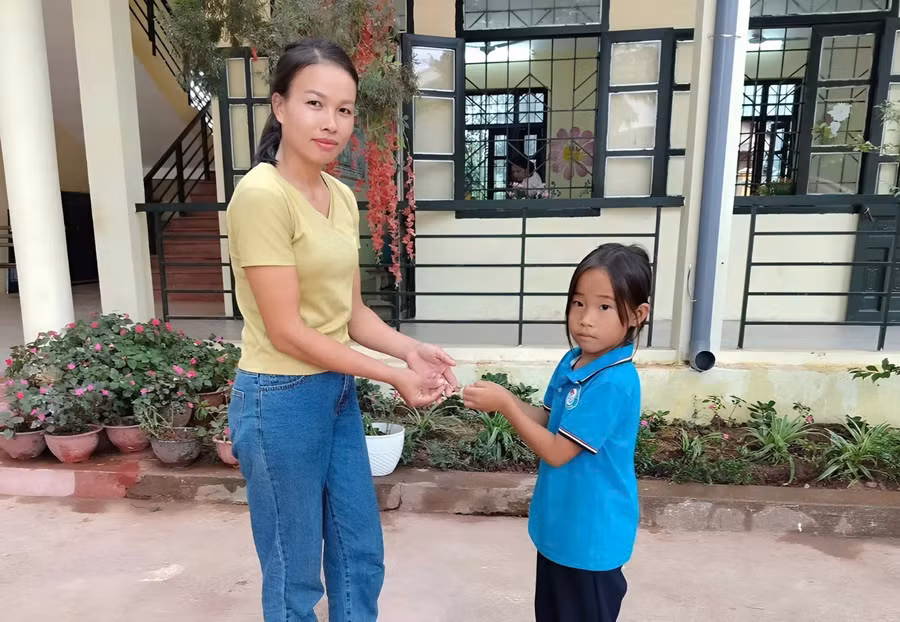 Em Thào Thị Dùa trả lại vòng vàng cho người đánh rơi.