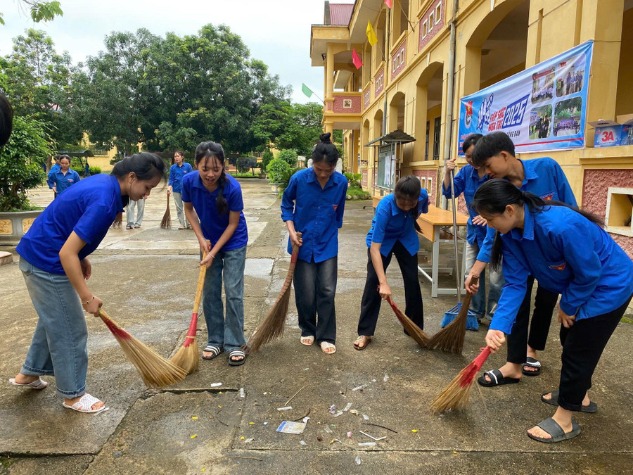 Các tình nguyện viên có mặt rất sớm tại điểm Trường PTDTNT THPT huyện Mường Ảng trước mỗi buổi thi để dọn vệ sinh. 512232182-3949506095194782-3583701056534169437-n.jpg