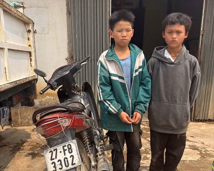 Cặp đôi "trộm nhí" Lò Đức Khang, Sùng A Sỉ khai bị bắt giữ cùng tang vật. (Ảnh: CACC)