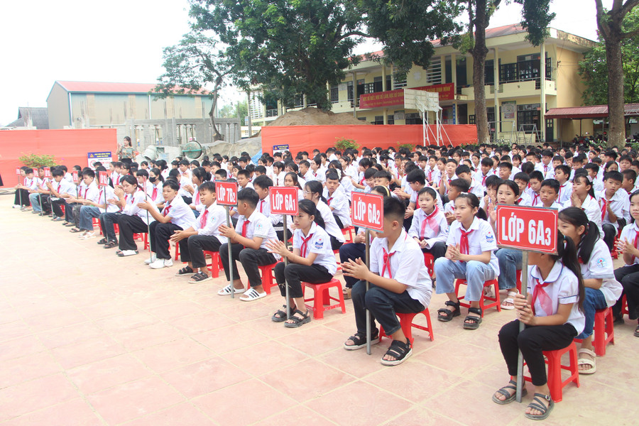 Chương trình có sự tham gia của hơn 400 học sinh cùng giáo viên trong nhà trường. angt-3.jpg