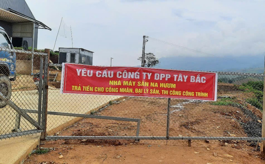 Băng rôn yêu cầu ông Tạ Hồng Diệp thanh toán tiền lương trước cổng nhà máy. no-luong-2.jpg