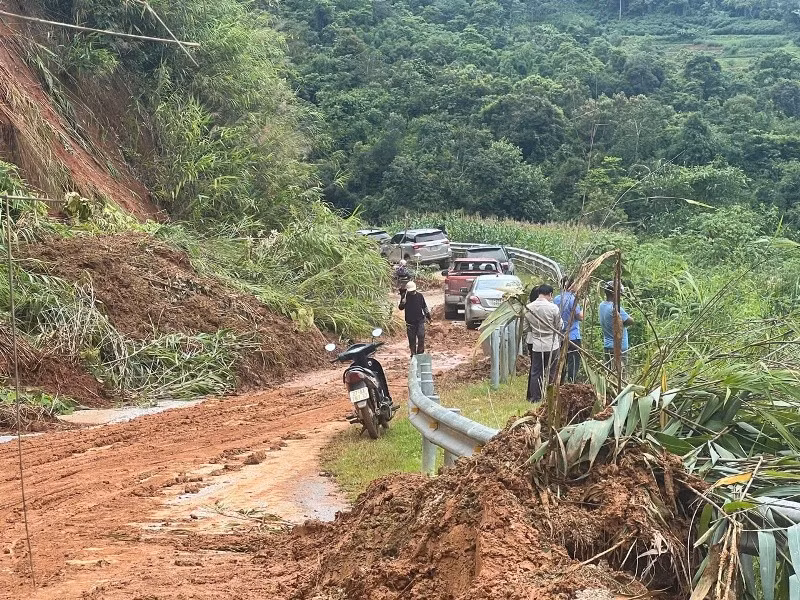 Quốc lộ 12, tuyến đường huyết mạch kết nối khu vực, xuất hiện nhiều điểm sạt lở nghiêm trọng, gây ách tắc giao thông.