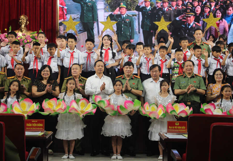 Các đại biểu chụp ảnh lưu niệm cùng 28 con nuôi và 12 lưu học sinh 6 tỉnh Bắc Lào.