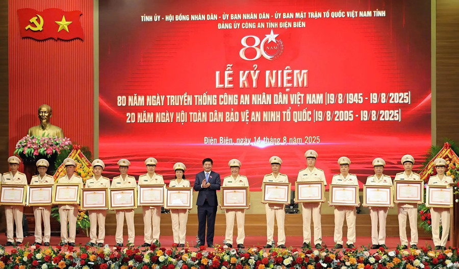 Thừa ủy quyền, ông Lê Thành Đô, Chủ tịch UBND tỉnh tặng Bằng khen của Thủ tướng cho các cá nhân ngành Công an Điện Biên. 80-cong-an-1.jpg
