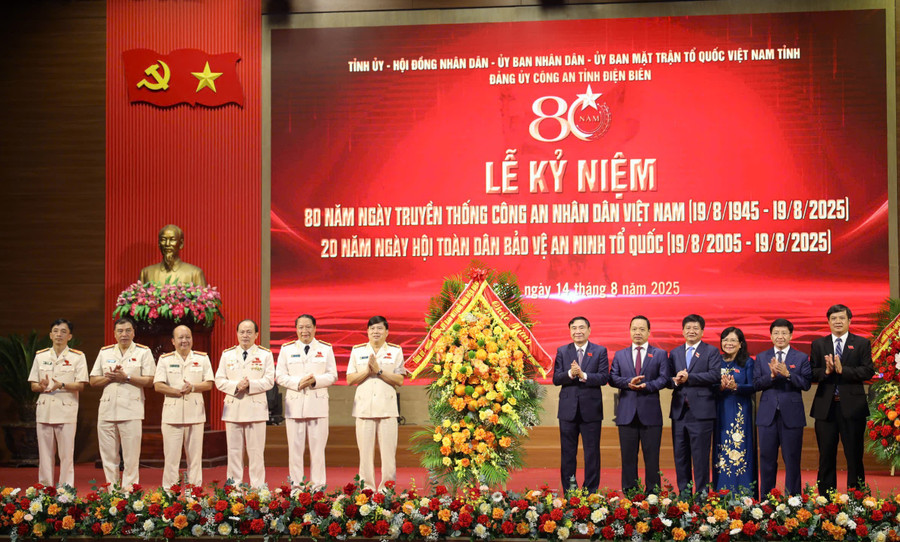 Ông Trần Quốc Cường, Bí thư Tỉnh ủy Điện Biên (thứ 6 từ bên phải) cùng lãnh đạo HĐND, UBND tỉnh Điện Biên tặng hoa chúc mừng lễ kỷ niệm. 
