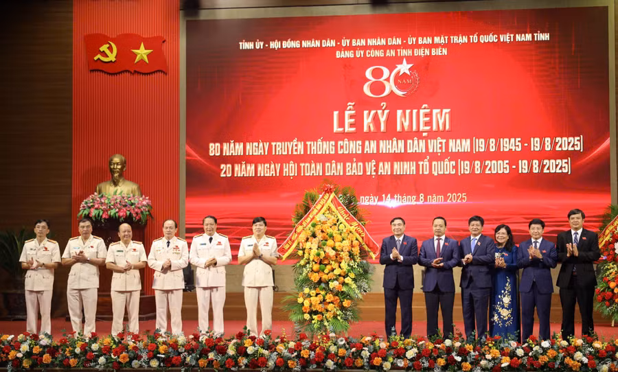 Ông Trần Quốc Cường, Bí thư Tỉnh ủy Điện Biên (thứ 6 từ bên phải) cùng lãnh đạo HĐND, UBND tỉnh Điện Biên tặng hoa chúc mừng lễ kỷ niệm. 