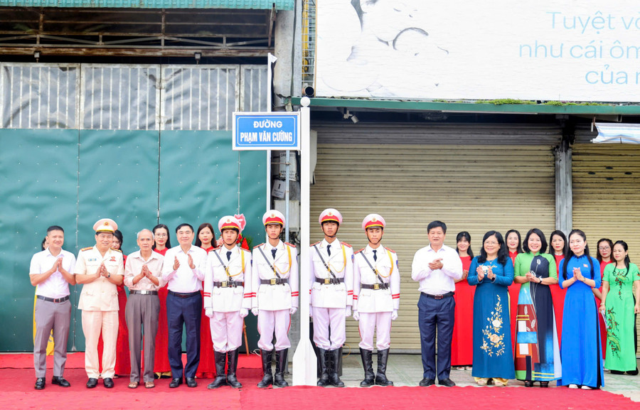 Các đại biểu thực hiện nghi thức gắn biển tên đường Anh hùng liệt sĩ Phạm Văn Cường. 80-cong-an-2.jpg