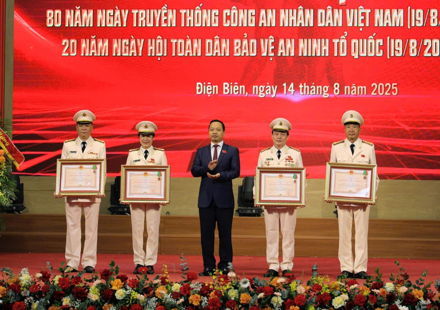 Thừa ủy quyền, ông Trần Tiến Dũng, Phó Bí thư Tỉnh ủy tặng Huân chương Bảo vệ Tổ quốc hạng Ba của Chủ tịch nước cho các cá nhân ngành Công an Điện Biên. 80-cong-an-4.jpg