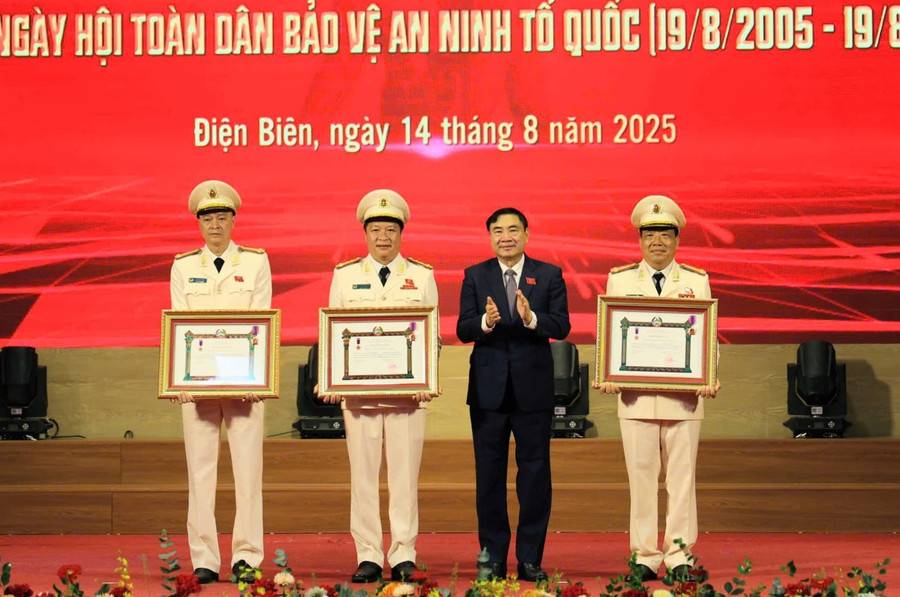 Các cá nhân ngành Công an Điện Biên nhận Huân chương Lao động hạng Ba của nước Cộng hoà dân chủ Nhân dân Lào. 80-cong-an-3.jpg