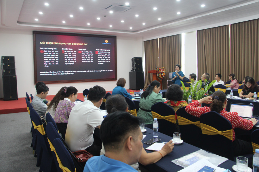 Chuyên viên chính Vụ Giáo dục Phổ thông giới thiệu về ứng dụng "Vui đọc cùng em". ung-dung-vui-doc-2.jpg