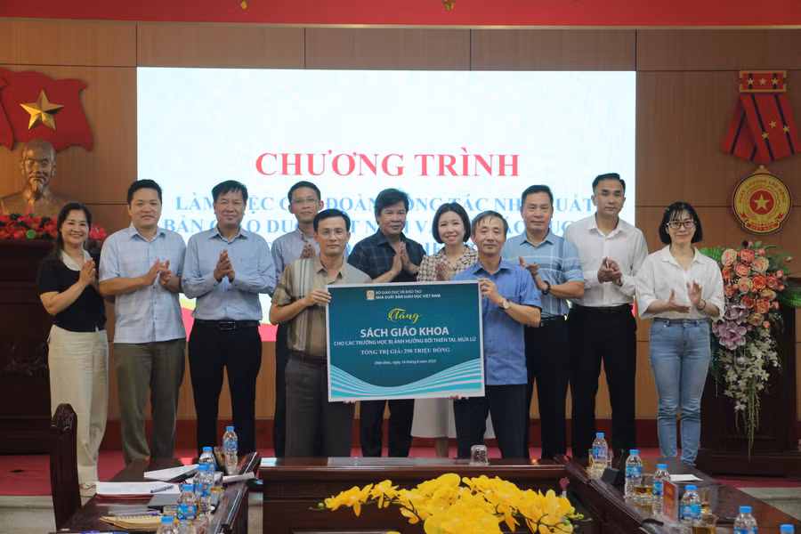 Sở GD&ĐT Điện Biên tiếp nhận 1.235 bộ sách giáo khoa với tổng trị giá 290 triệu đồng.