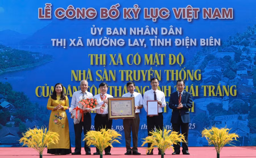 Trao chứng nhận xác lập kỷ lục Việt Nam cho thị xã Mường Lay.
