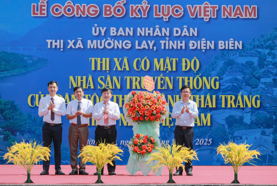 Ông Phạm Đức Toàn (bên phải) tặng hoa chúc mừng thị xã Mường Lay. z6580219721530-3f4a5fcb14bb1a25deea6613690b27ea.jpg
