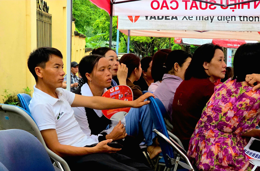 Anh Giàng A Dính, cùng vợ đợi em trai bước ra khỏi điểm thi. z6743089858365-582566596e152a7a4b3bafd5edbeb969.jpg