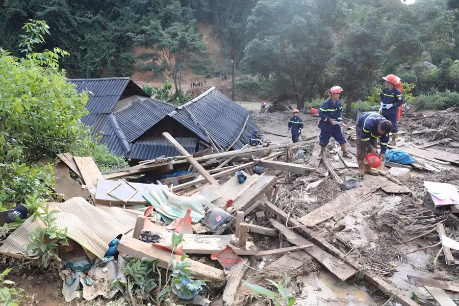 Lực lượng vũ trang nỗ lực khắc phục hậu quả lũ quét, sạt lở đất tại xã Xa Dung.