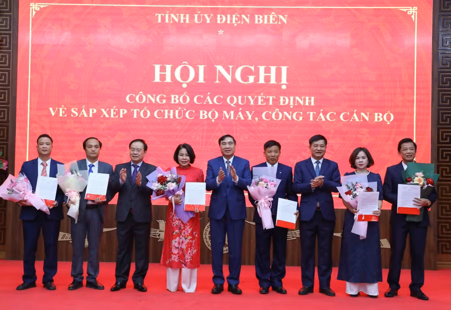 Bí thư Tỉnh ủy Điện Biên Trần Quốc Cường (đứng giữa) trao Quyết định nhân sự Ban Tuyên giáo và Dân vận Tỉnh ủy. 