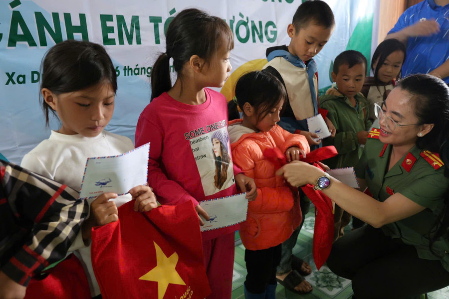 Học sinh vùng lũ xã Xa Dung nhận quà hỗ trợ tại chương trình. ho-tro-3.jpg
