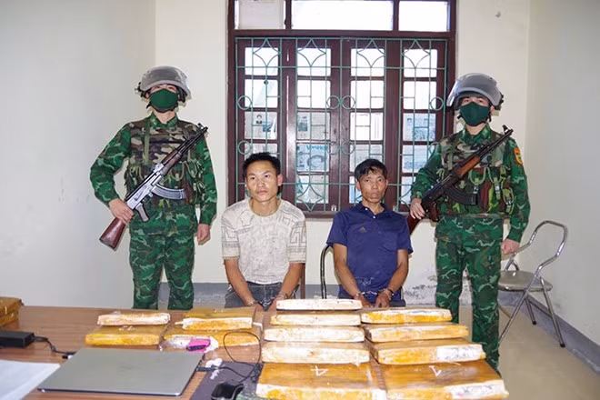2 đối tượng vận chuyển số lượng lớn ma túy từ Lào qua Việt Nam bị bắt giữ . (Ảnh: Anh Dũng)