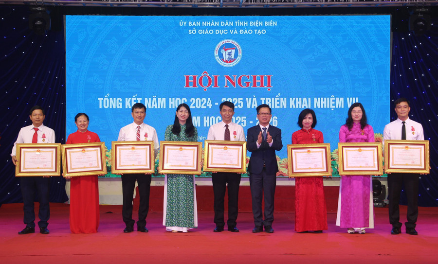 Thừa ủy quyền của Chủ tịch nước, ông Phạm Đức Toàn - Phó Chủ tịch thường trực UBND tỉnh Điện Biên trao Huân chương Lao động hạng Ba cho các cá nhân có thành tích xuất sắc. tong-ket-nam-hoc-2.jpg