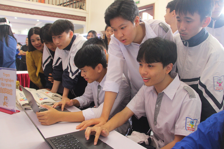Học sinh tham gia trải nghiệm lập trình Scratch tại ngày hội. img-2697.jpg
